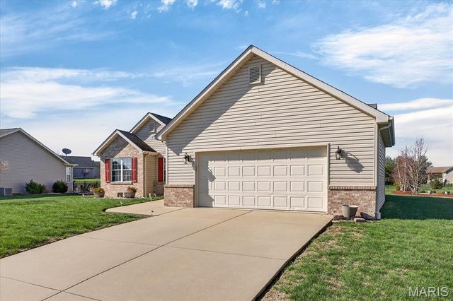 5037 Bristol Hill Dr, O'fallon, IL 62269