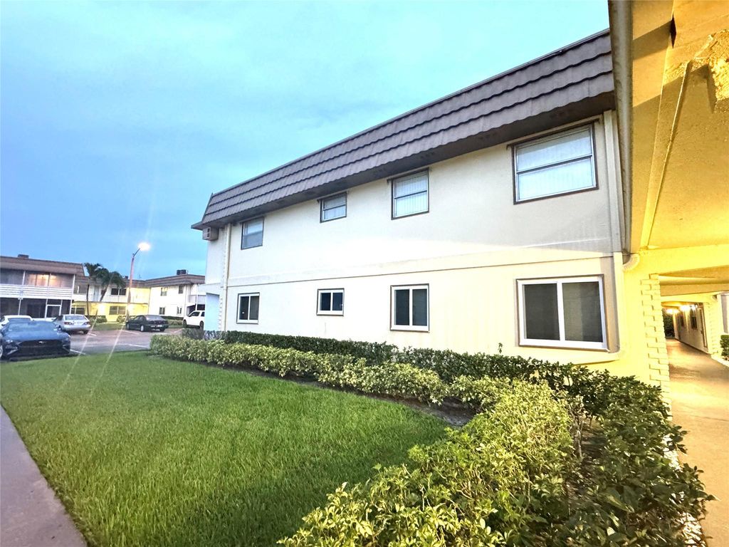 Image 2 of property listing at 172 Saxony D 172, Delray Beach, FL 33446