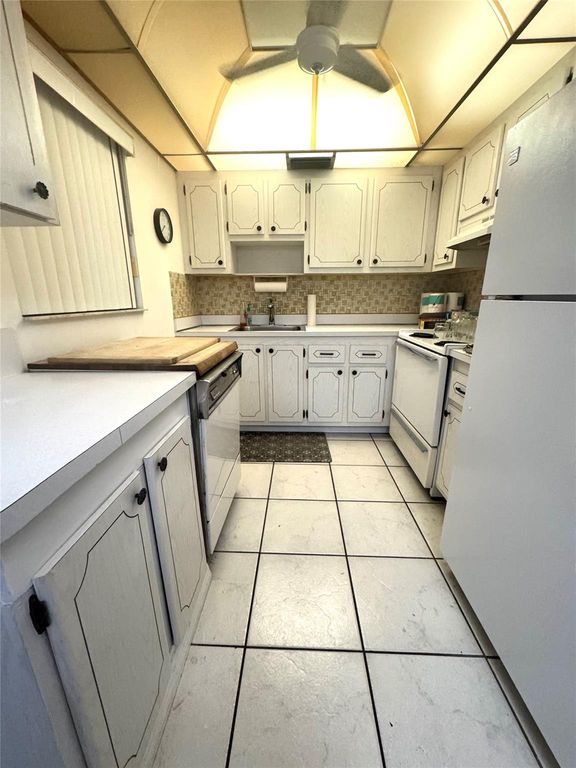 Image 3 of property listing at 172 Saxony D 172, Delray Beach, FL 33446