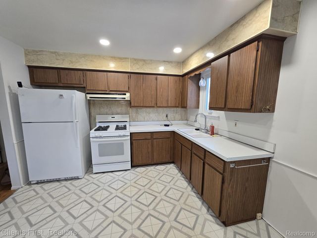 28004 Hughes Street, St. Clair Shores, MI 48081