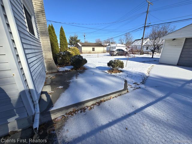 28004 Hughes Street, St. Clair Shores, MI 48081