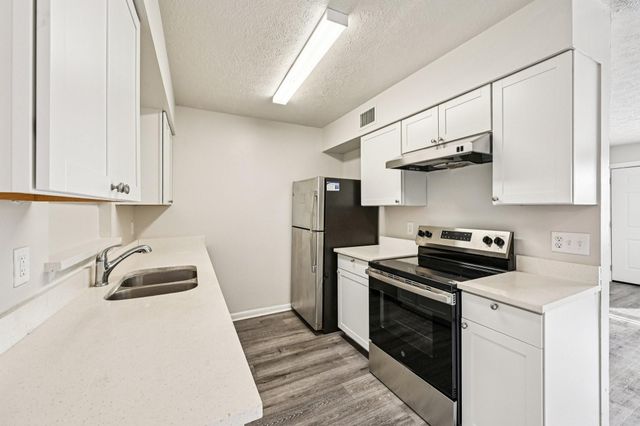 913 SE 8th Street, Stuart, FL 34994