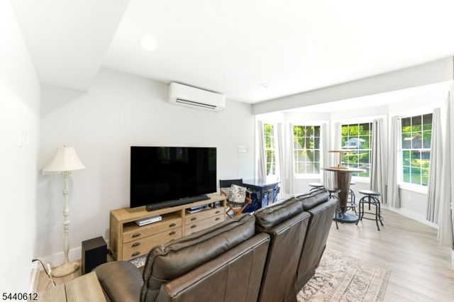 367 Maxim Dr, Hopatcong Boro, NJ 07843