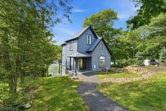 367 Maxim Dr, Hopatcong Boro, NJ 07843