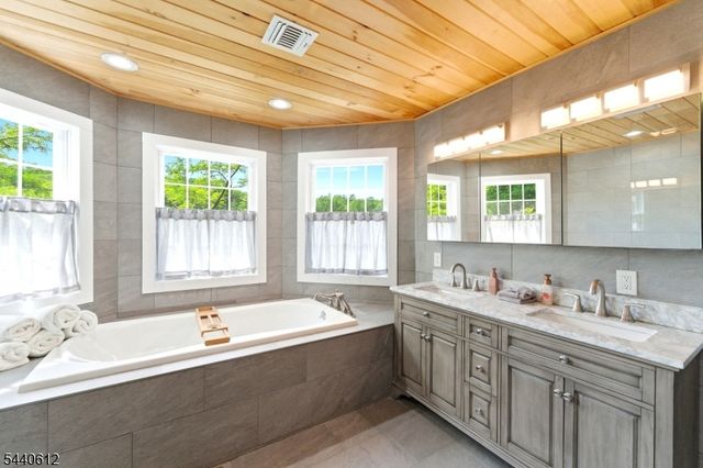 367 Maxim Dr, Hopatcong Boro, NJ 07843