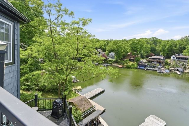 367 Maxim Dr, Hopatcong Boro, NJ 07843