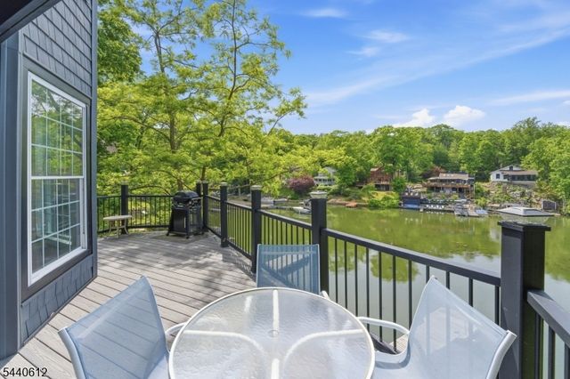 367 Maxim Dr, Hopatcong Boro, NJ 07843