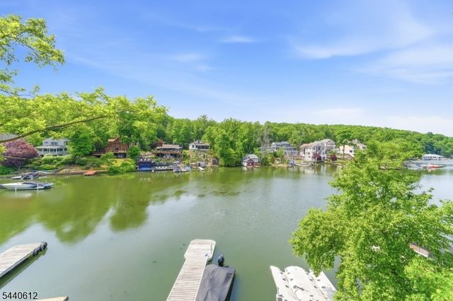 367 Maxim Dr, Hopatcong Boro, NJ 07843