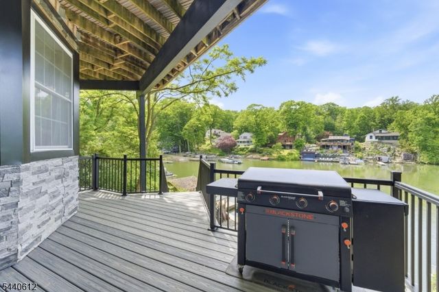 367 Maxim Dr, Hopatcong Boro, NJ 07843