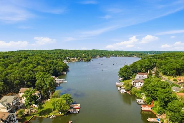 367 Maxim Dr, Hopatcong Boro, NJ 07843