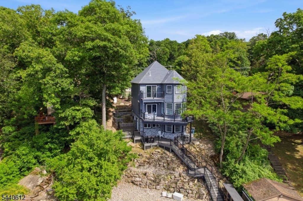 367 Maxim Dr, Hopatcong Boro, NJ 07843