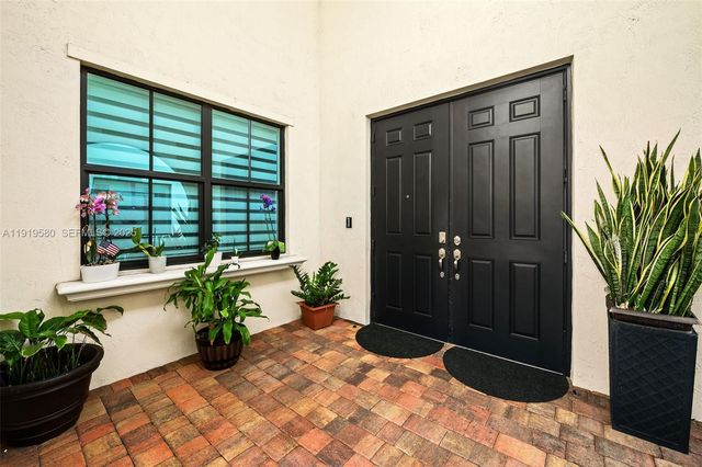 445 SW 113th Ln, Pembroke Pines, FL 33025