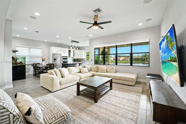 445 SW 113th Ln, Pembroke Pines, FL 33025