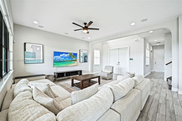 445 SW 113th Ln, Pembroke Pines, FL 33025