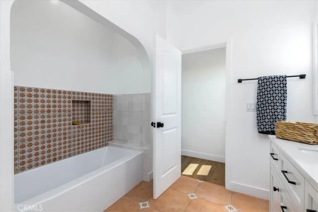 4325 9th Avenue, Los Angeles, CA 90008