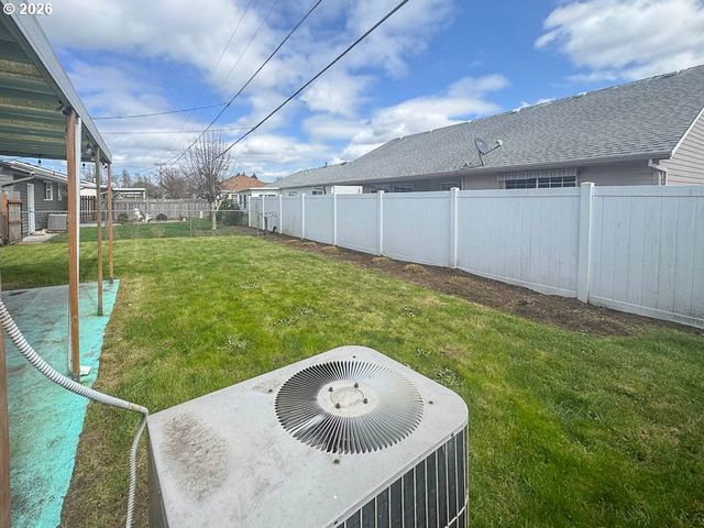 2080 UMPQUA Rd, Woodburn, OR 97071