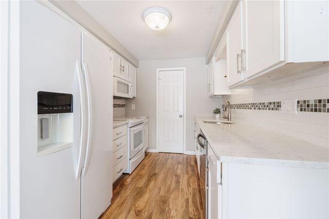 1 Chenin Run, Perinton, NY 14450