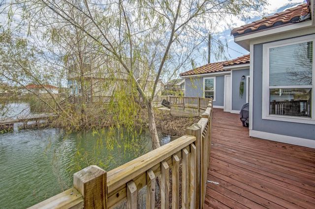 2734 Avenue D, Dickinson, TX 77539