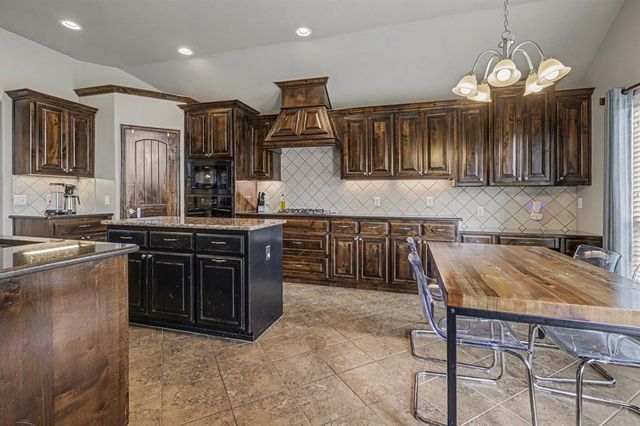18516 Mesa Road, Edmond, OK 73012