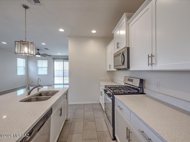 11328 S Weismann Drive, Vail, AZ 85641