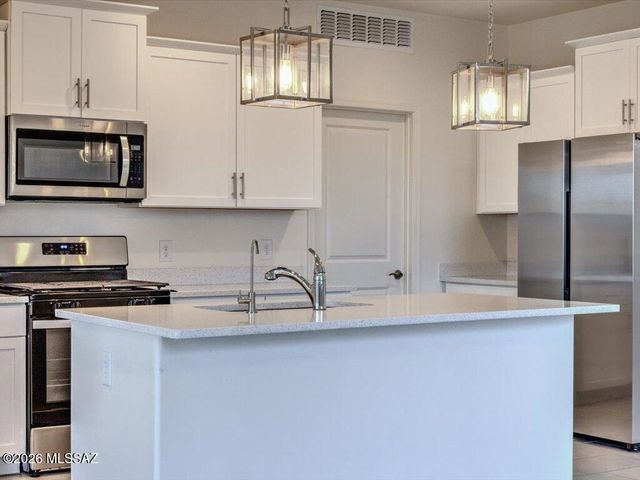 11328 S Weismann Drive, Vail, AZ 85641