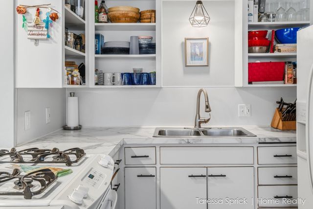 112 Cambridge Avenue, Holland, MI 49423