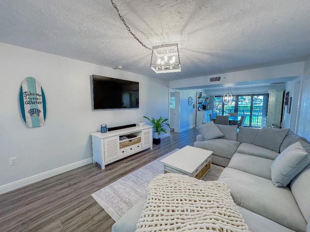 901 Seafarer Circle 101, Jupiter, FL 33477