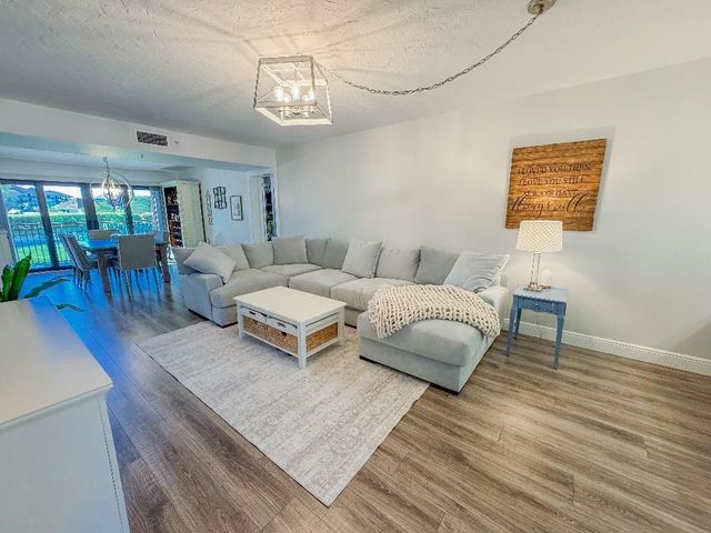 901 Seafarer Circle 101, Jupiter, FL 33477