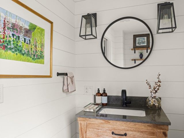 1549 Hinesburg Road, South Burlington, VT 05403