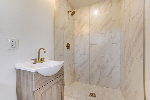 2604 Kings Way, The Village, OK 73120