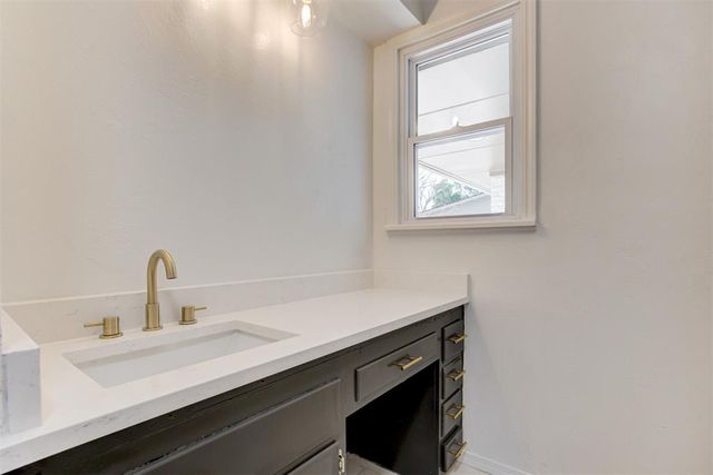 2604 Kings Way, The Village, OK 73120