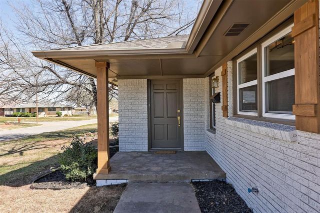 2604 Kings Way, The Village, OK 73120