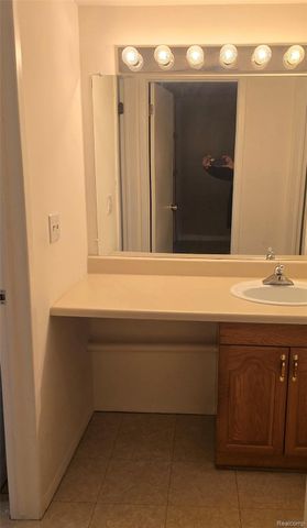 833 Bloomfield Village Boulevard C, Auburn Hills, MI 48326