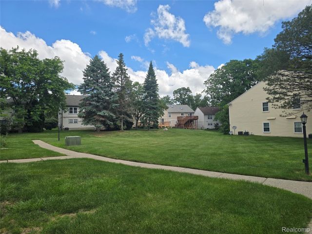 833 Bloomfield Village Boulevard C, Auburn Hills, MI 48326