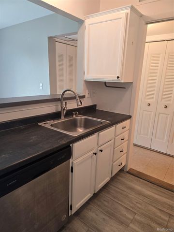 833 Bloomfield Village Boulevard C, Auburn Hills, MI 48326