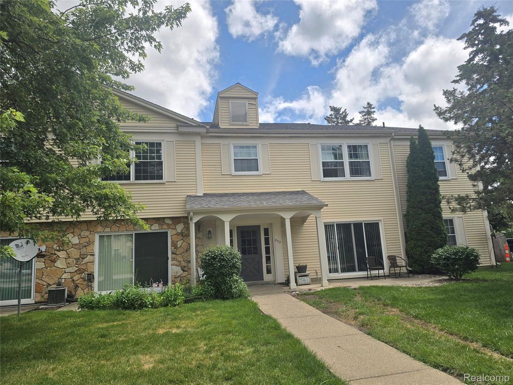 833 Bloomfield Village Boulevard C, Auburn Hills, MI 48326