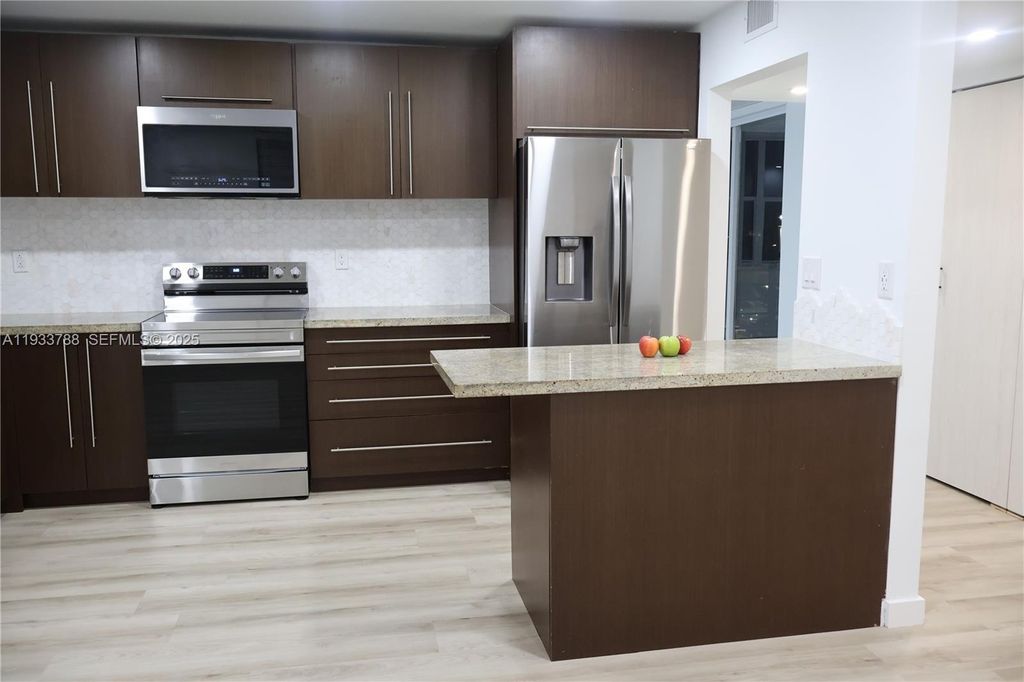 20441 NE 30th Ave 214-9, Aventura, FL 33180