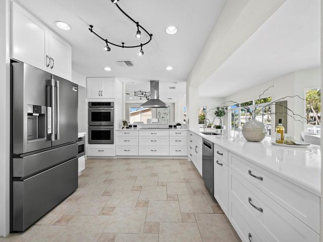 951 CONTENTO ST., Siesta Key, FL 34242