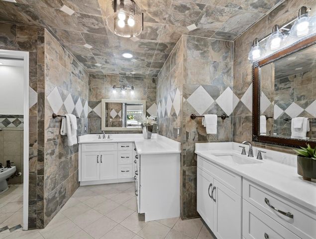 951 CONTENTO ST., Siesta Key, FL 34242