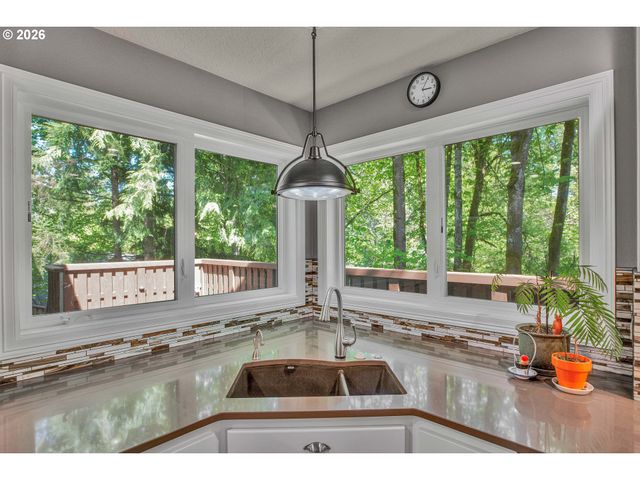 16633 WOODSMAN Ct, Lake Oswego, OR 97034