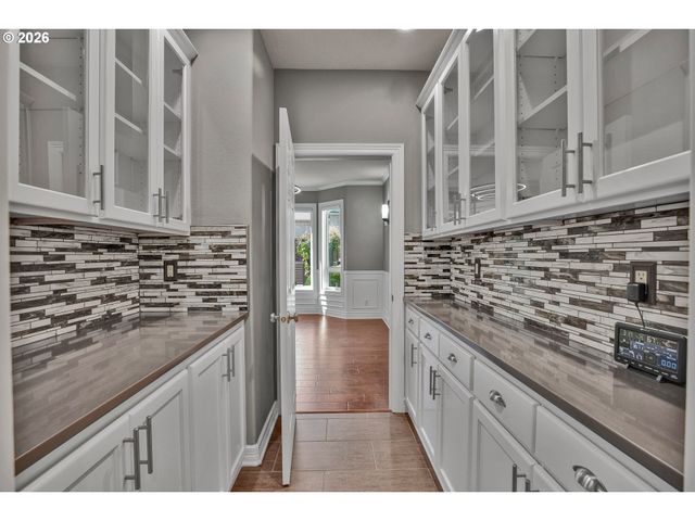 16633 WOODSMAN Ct, Lake Oswego, OR 97034