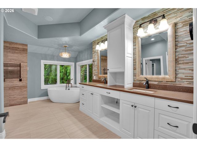 16633 WOODSMAN Ct, Lake Oswego, OR 97034