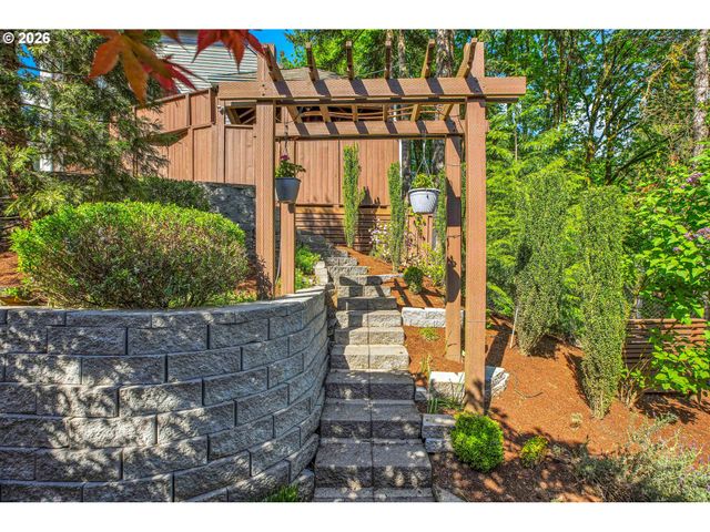 16633 WOODSMAN Ct, Lake Oswego, OR 97034