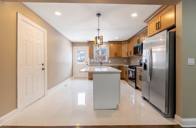 3321 E Red Oak Lane, Crete, IL 60417