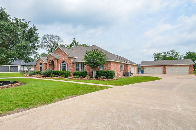 320 Eagle Cove, Hempstead, TX 77445