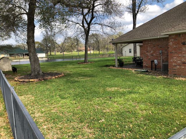 320 Eagle Cove, Hempstead, TX 77445