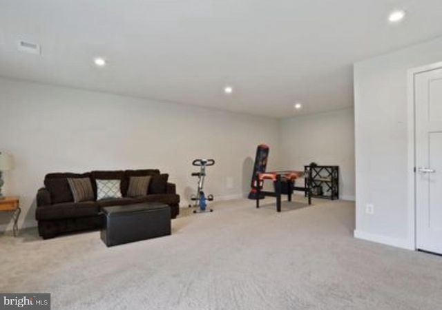 211 ONTARIO DR, Falling Waters, WV 25419