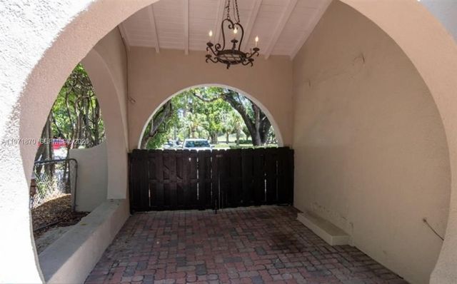 3050 Alton Rd, Miami Beach, FL 33140