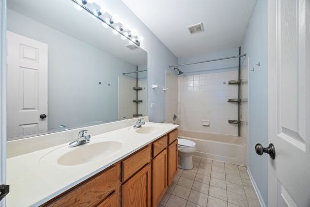 579 W CALDWELL Drive, Round Lake, IL 60073