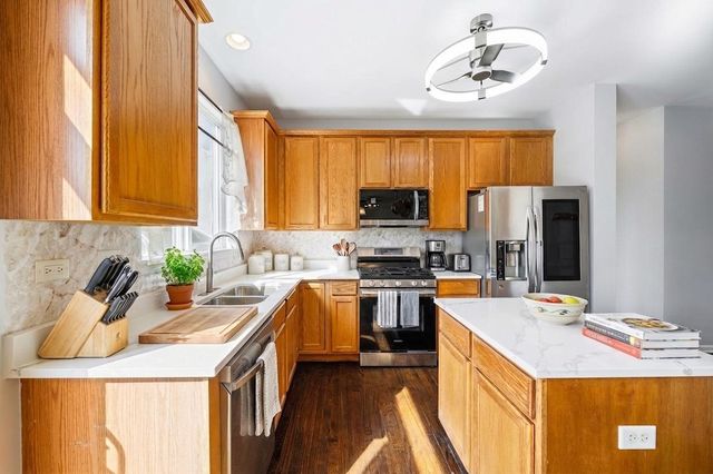 579 W CALDWELL Drive, Round Lake, IL 60073